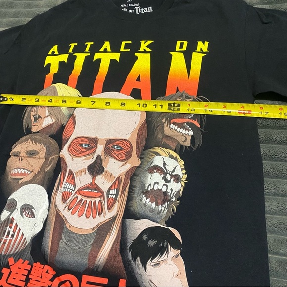 Attack On Titan Men's Skulls Crunchyroll Small Black T-shirt - Picture 5 of 7